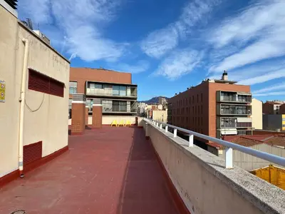 a walkway on top of a building with a blue sky at Piscina en Centro de Terrassa in Terrassa
