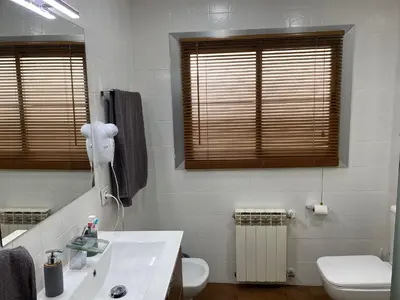 a bathroom with a white sink and a toilet at Piso céntrico con Parking a 20min de Barcelona in Terrassa