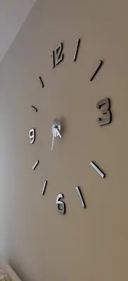 a white clock with black numbers on a wall at BARCELONA DUPLEX DE 3 HABITACIONES in Hospitalet de Llobregat