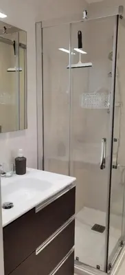 a bathroom with a shower and a sink at BARCELONA DUPLEX DE 3 HABITACIONES in Hospitalet de Llobregat