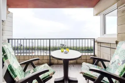 a balcony with a table and chairs and a window at Impresionante Apartamento delante del Mar in Vilassar de Mar