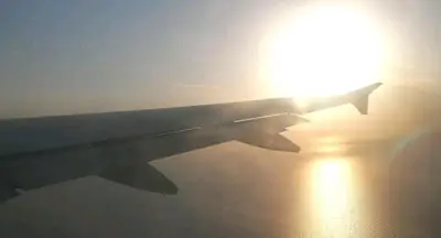 a view of the wing of an airplane flying over the ocean at AEROPUERTO BARCELONA -Mi colibrí in El Prat de Llobregat
