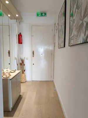 a room with a hallway with a white door at Elegante apt. p/4 pax a 1 min de la Playa con WiFI in Arenys de Mar