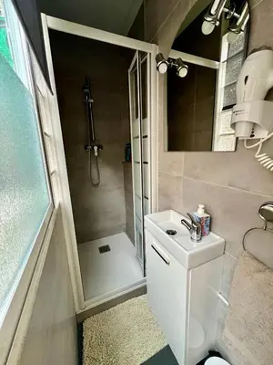 a bathroom with a shower and a toilet and a sink at Poble Sec. Excelente ubicación cerca de la playa y de las Ramblas in Barcelona