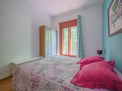 a bedroom with a bed with pink pillows and a window at Absolute Sagrada Familia in Barcelona