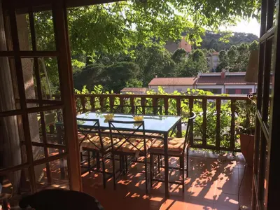 a patio with a table and chairs on a balcony at VACACIONES EN MARESME CASA PARA 7 PERSONAS in Sant Iscle de Vallalta