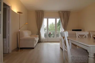 a living room with a couch and a table and chairs at Rubí: Luminoso apartamento a 1 minuto de la playa in Sitges