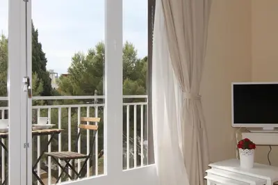 a room with a balcony with a sliding glass door at Rubí: Luminoso apartamento a 1 minuto de la playa in Sitges