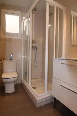 a bathroom with a shower and a toilet at Rubí: Luminoso apartamento a 1 minuto de la playa in Sitges