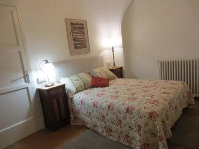 a small bedroom with a bed and a lamp at 1900 B&B Terrassa in Terrassa
