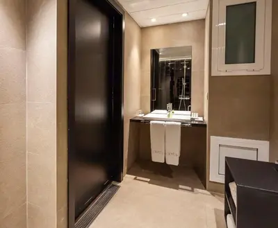 a bathroom with a sink and a mirror at Hotel Derby in Barcelona