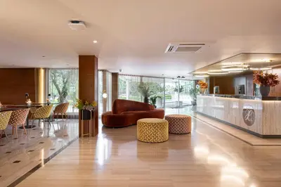 a lobby with a couch and a table and chairs at Exe Parc del Vallés in Cerdanyola del Valles