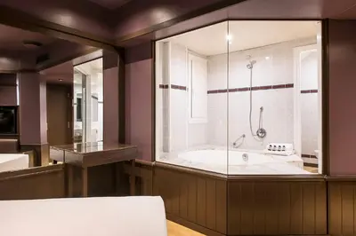 a large bathroom with a tub and a shower at Hotel Punt 14 in Gavà
