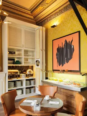 a dining room with a table and chairs at Boutique Hotel H10 Catalunya Plaza in Barcelona