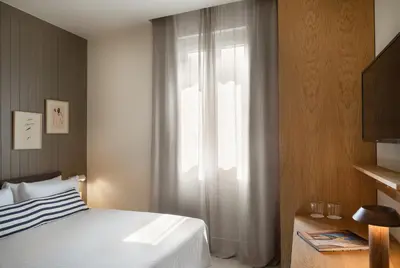 a bedroom with a bed and a window at Hotel Casa Teva Barcelona in Barcelona