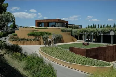 a house with a garden in the middle of a road at Tina de Vila, en la capital del vino in Vilafranca del Penedès