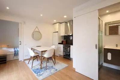a kitchen and dining room with a table and chairs at GuestReady - Acogedor Apt en La Barceloneta in Barcelona