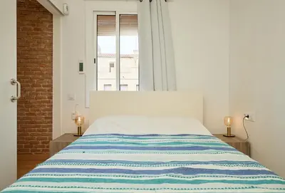 a bedroom with a bed and a window at GuestReady - Acogedor Apt en La Barceloneta in Barcelona