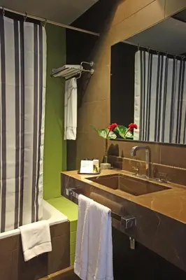a bathroom with a sink and a mirror at Chic & Basic Zoo in Barcelona