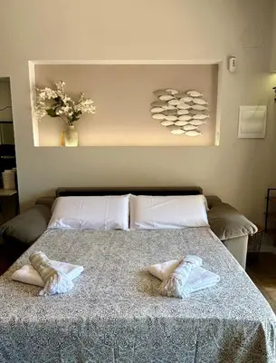 a bedroom with a bed with two towels on it at Les Terrasses de la Cisa, 20kms de BCN in Premia de Dalt