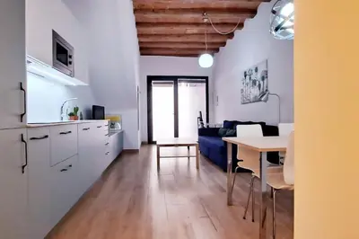 a kitchen and living room with a table and a dining room at Acogedor apartamento con entrada independiente in Barcelona
