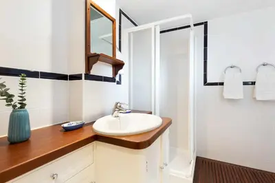 a bathroom with a sink and a mirror at Central - a 10 minutos de la paya in Sitges
