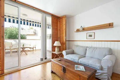 a living room with a couch and a table at Central - a 10 minutos de la paya in Sitges
