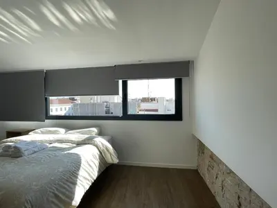 a bedroom with a bed and a window at loft en el centro in Vilanova i la Geltrú