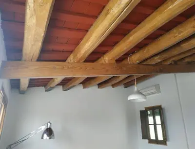 a wooden ceiling in a room with wooden beams at CAM Maresme 1 apartamento Barcelona y playa in Masnou