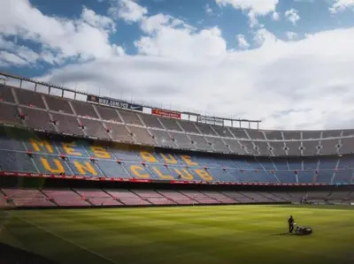 an empty baseball stadium with a man standing on the field at BCN: ¡Exclusivos y cerca del Camp Nou! in El Arrabal