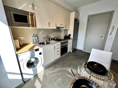 a kitchen with a washing machine and a sink at Loft moderno en buena ubicación in Terrassa
