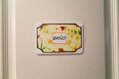 a switch on a door with a sign that reads banana at Blanc Guest House in Barcelona