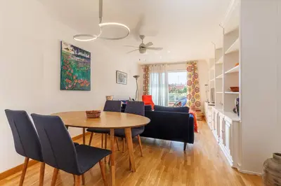 a dining room and living room with a table and chairs at Excelente ubicación en Vilafranca del Penedes in Vilafranca del Penedès