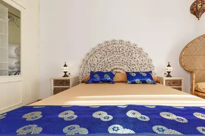 a bedroom with a large bed with blue pillows at Excelente ubicación en Vilafranca del Penedes in Vilafranca del Penedès