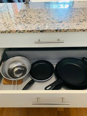 a stove with two frying pans and a strainer at Hermoso piso en el centro de Barcelona in Barcelona